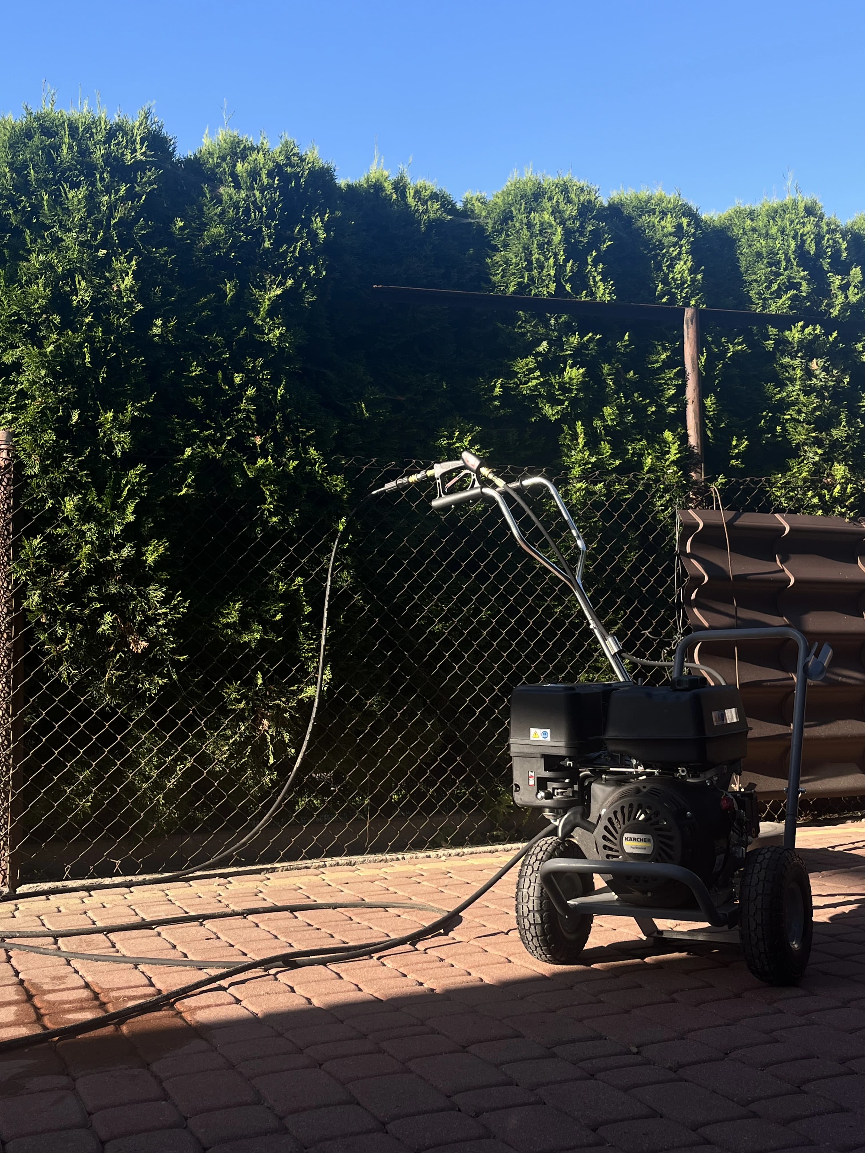 Profesjonalna myjka ciśnieniowa i sprzęt czyszczący w estetycznym otoczeniu